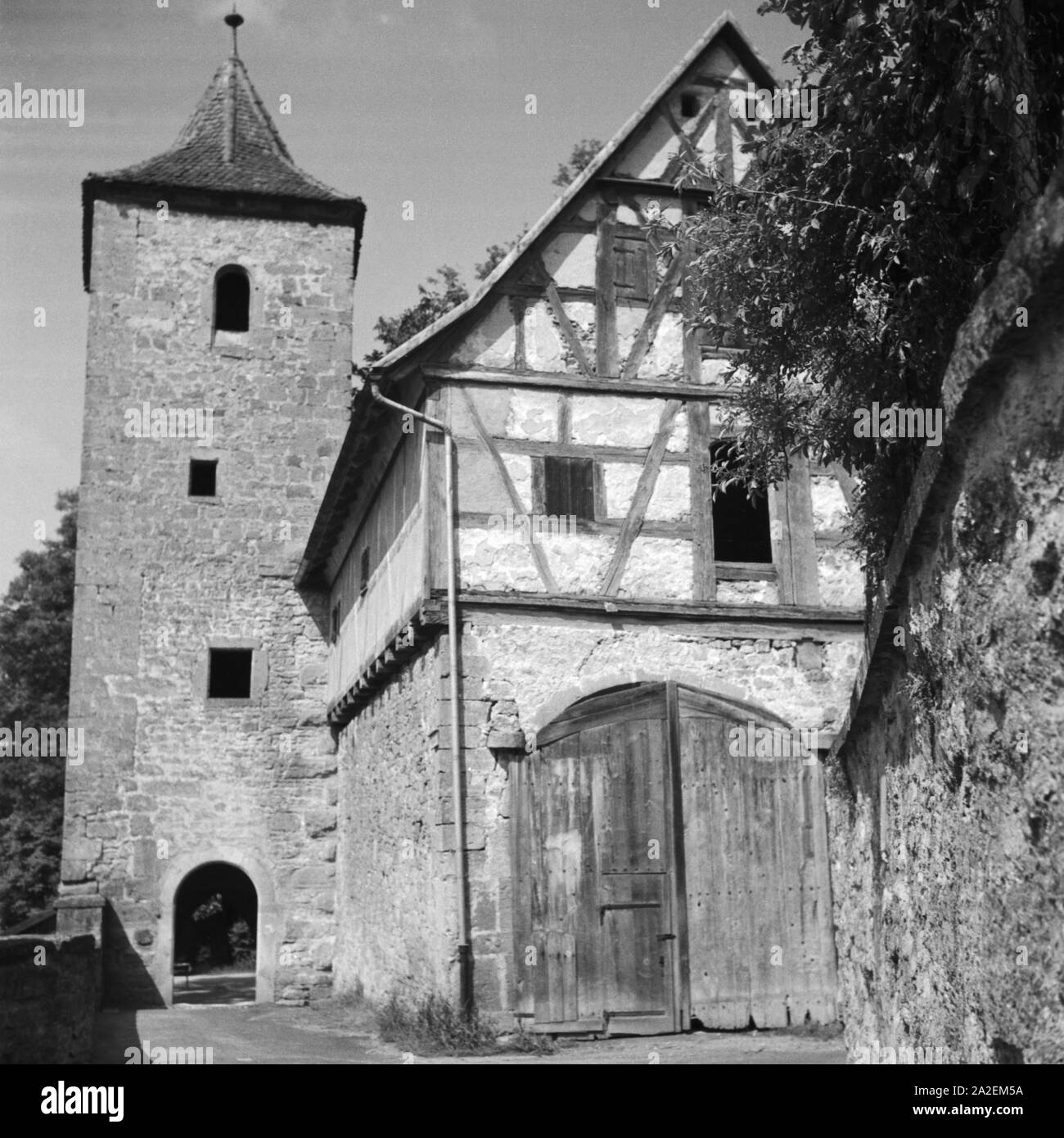 Malerischer kleiner Stadtturm a Rothenburg ob der Tauber, Deutschland 1930er Jahre. Piccola panoramica torre di città a Rothenburg ob der Tauber, Germania 1930s. Foto Stock