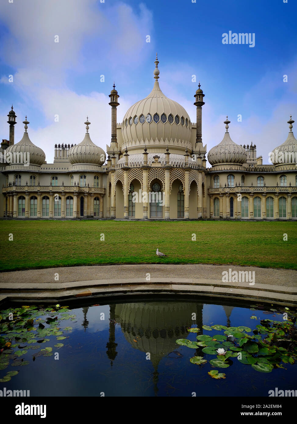 Un gabbiano solitario davanti al Royal Pavilion, noto anche come il Padiglione di Brighton, è un ex residenza reale si trova a Brighton, Sussex, Inghilterra. Foto Stock