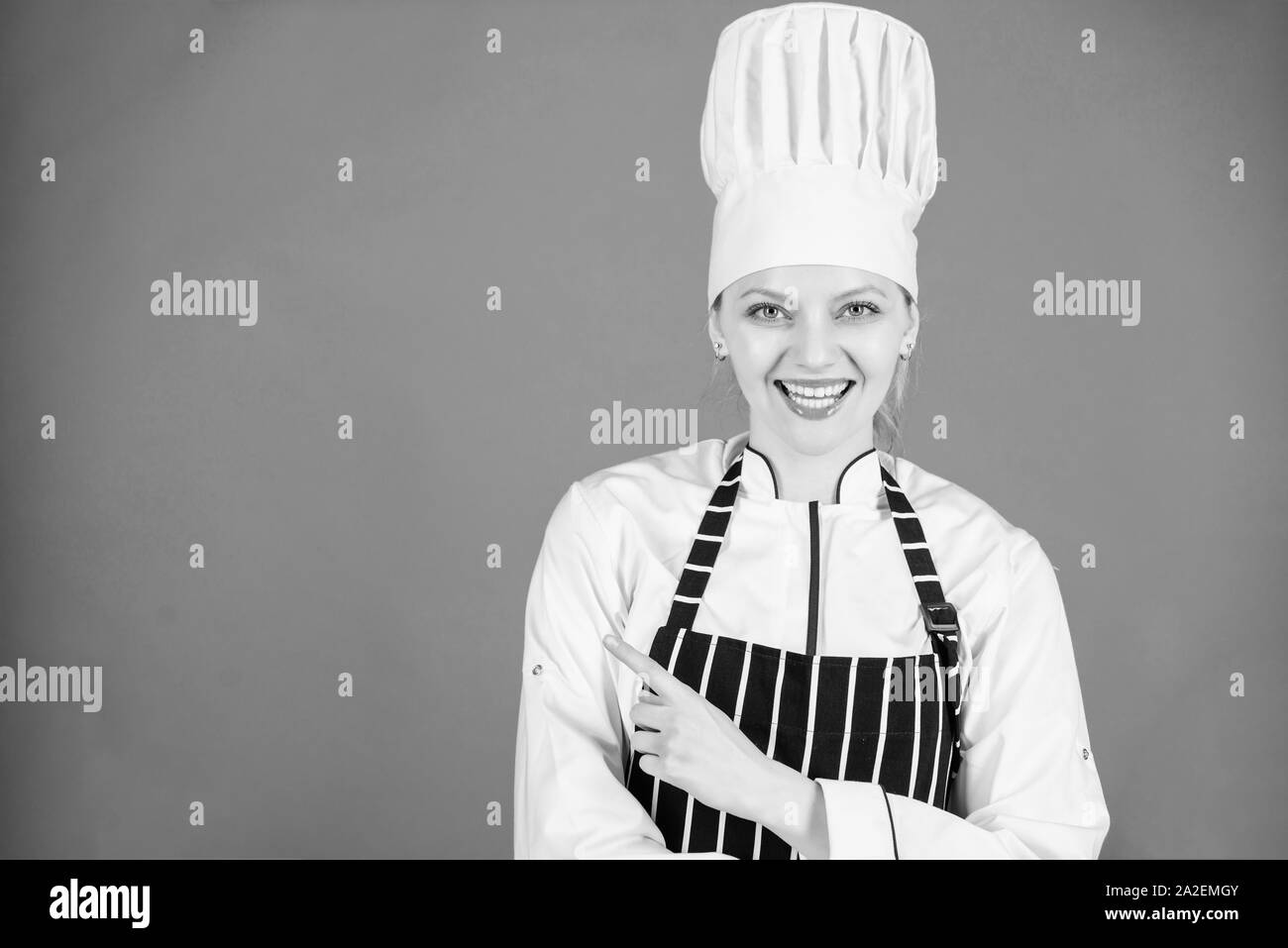 Lo Chef consiglia di provare a fare qualcosa. I miei segreti suggerimenti culinario. La cottura di facile e piacevole l'occupazione. Diventare chef al ristorante. Offerte speciali dello chef. Fiducioso ragazza chef felice puntando alla copia di spazio. Foto Stock