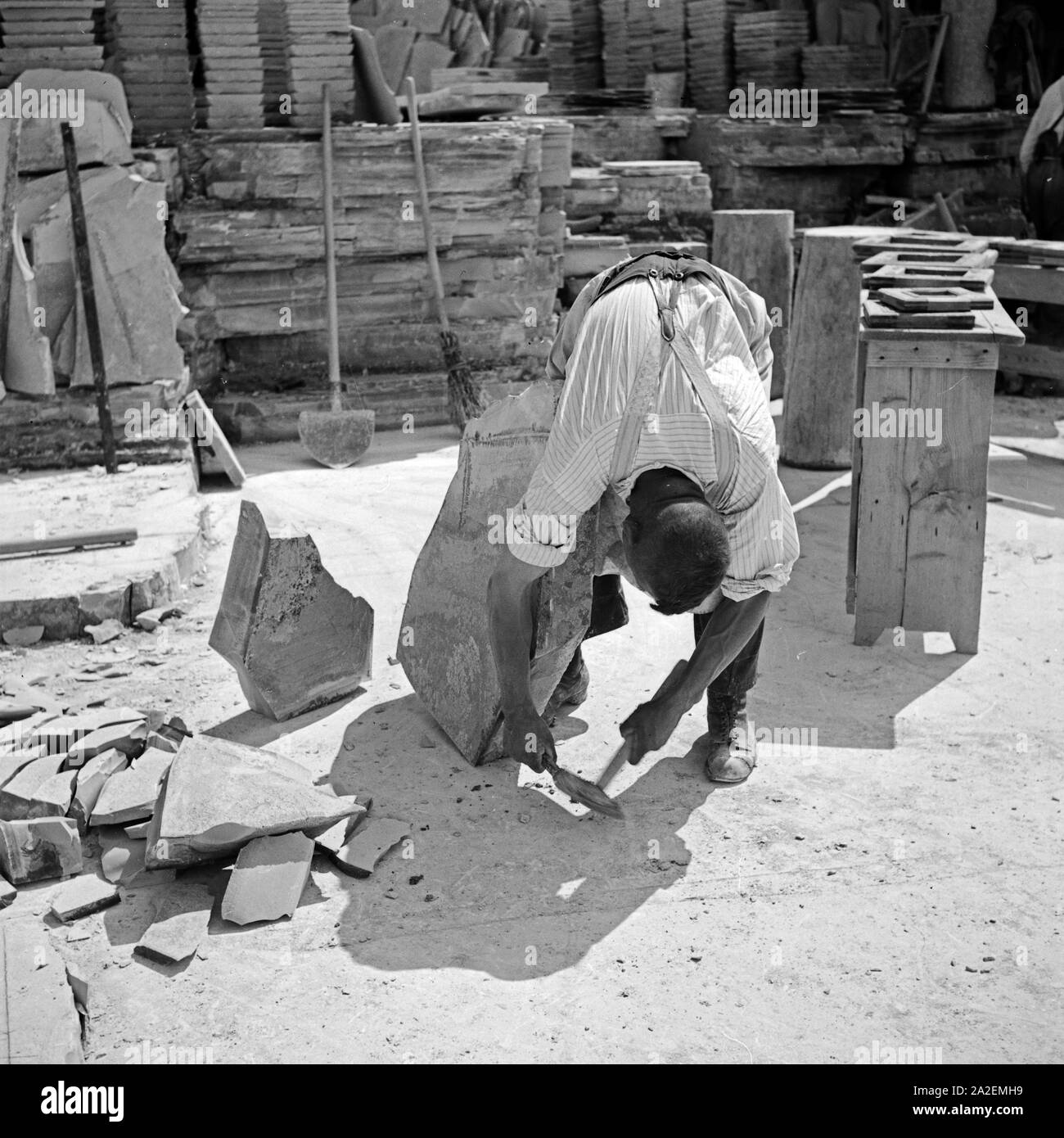 Arbeiter im Steinbruch für Plattenkalk di Solnhofen, Deutschland 1930er Jahre.Fun presso la litografica in pietra calcarea pit a Solnhofen, Germania 1930s. Foto Stock