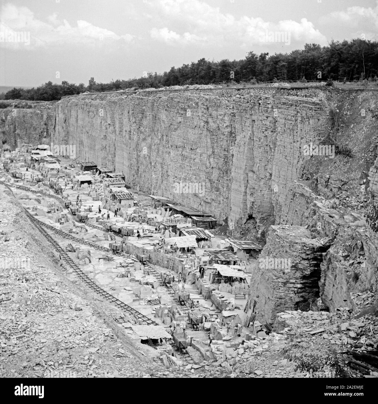 Steinbruch für Plattenkalk di Solnhofen, Deutschland 1930er Jahre. Litografica in pietra calcarea pit a Solnhofen, Germania 1930s. Foto Stock