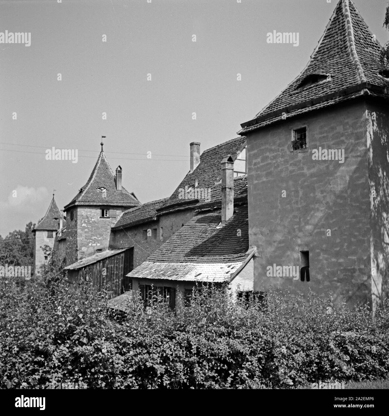 Gebäude und Türme an der Stadtmauer von Weissenburg, Deutschland 1930er Jahre. Buldings e torri presso le vecchie mura della città di Weissenburg, Germania 1930s. Foto Stock