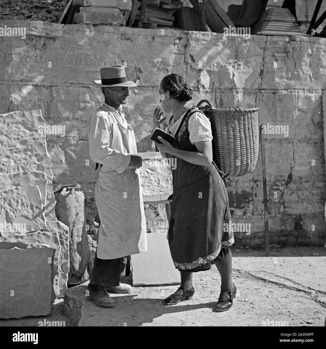 Arbeiter im Steinbruch für Plattenkalk di Solnhofen, Deutschland 1930er Jahre.lavoratore presso la litografica in pietra calcarea pit a Solnhofen, Germania 1930s. Foto Stock