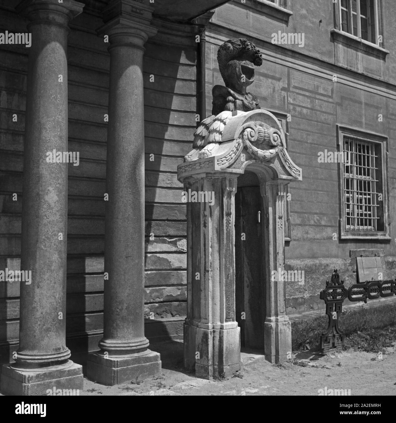 Ein kleiner historischer Torbogen un einem Gebäude di Eichstätt, Deutschland 1930er Jahre. Un piccolo arco storico su un edificio a Eichstaett, Germania 1930s. Foto Stock