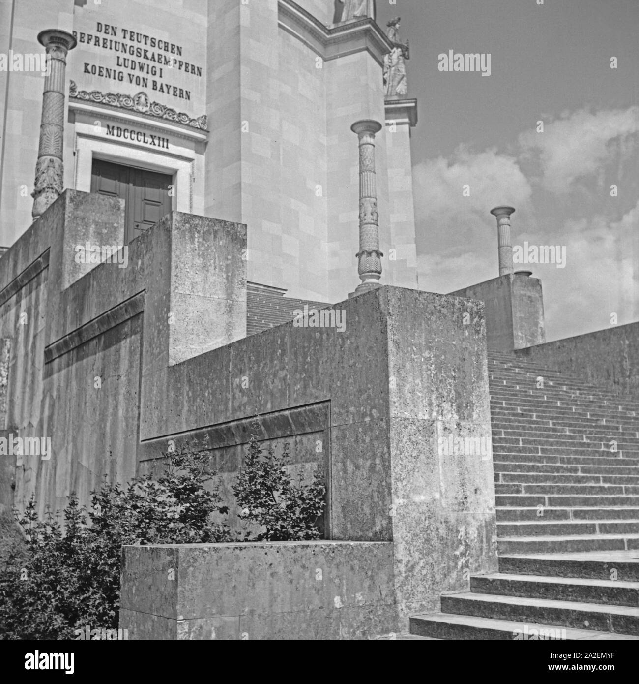 Treppe und Eingang zur Befreiungshalle auf dem Michelsberg bei Kelheim, Deutschland 1930er Jahre. Scale e ingresso alla sala di liberazione a Michelsberg collina vicino a Kelheim, Germania 1930s. Foto Stock