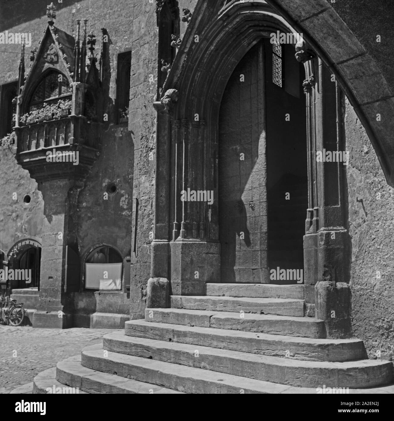 Portal des Alten Rathauses in Regensburg, Deutschland 1930er Jahre. Ingresso del vecchio Regensburg town hall, Germania 1930s. Foto Stock