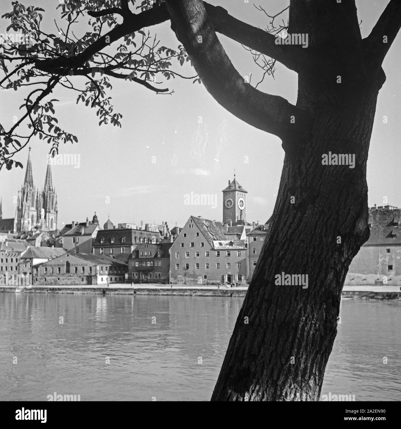 Blick auf das Panorama von Regensburg mit der Donau, dem Dom und Uhrturm dem am alten Rathaus, Deutschland 1930er Jahre. Regensburg skyline con cattedrale, fiume Daunbe e la torre dell'orologio del municipio della città vecchia, Germania 1930s. Foto Stock