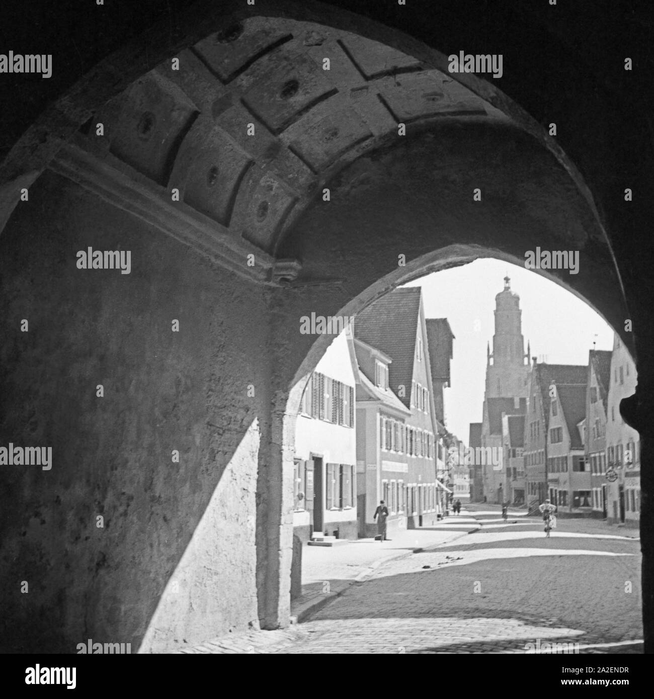 Blick durch einen Tordurchgang auf die Kirche St. Georg, den Daniel, Nördlingen, Deutschland 1930er Jahre. Vista attraverso un arco per la chiesa di San Giorgio, chiamato anche Daniel, a Noerdlingen, Germania 1930s. Foto Stock