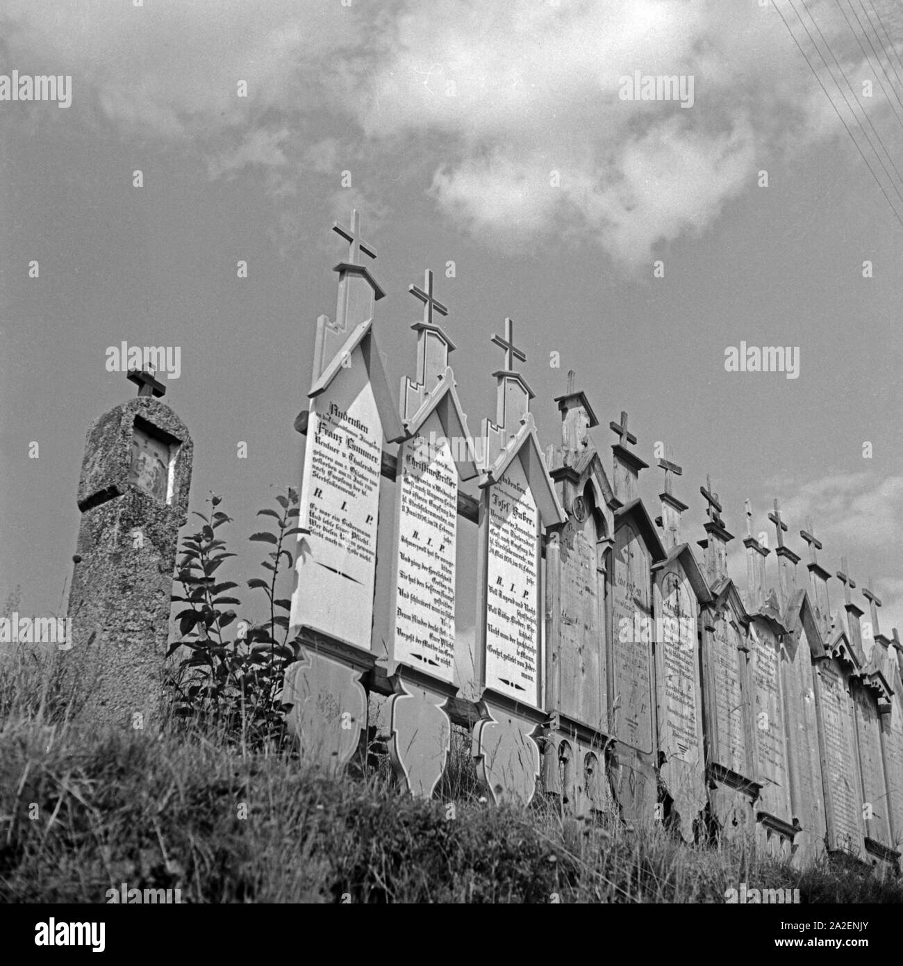 Totenbretter von Verstorbenen aus der Böhmerwald Regione, Deutschland 1930er Jahre. Memorial assi per il defunto in corrispondenza della regione della foresta Boema, Germania 1930s. Foto Stock