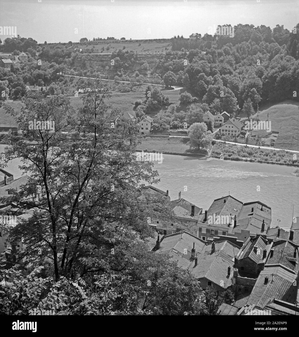 Blick von der Burg a Burghausen auf den Fluß Salzach, Deutschland 1930er Jahre. Vista dal vecchio castello a Burghausen fino al fiume Salzach, Germania 1930s. Foto Stock