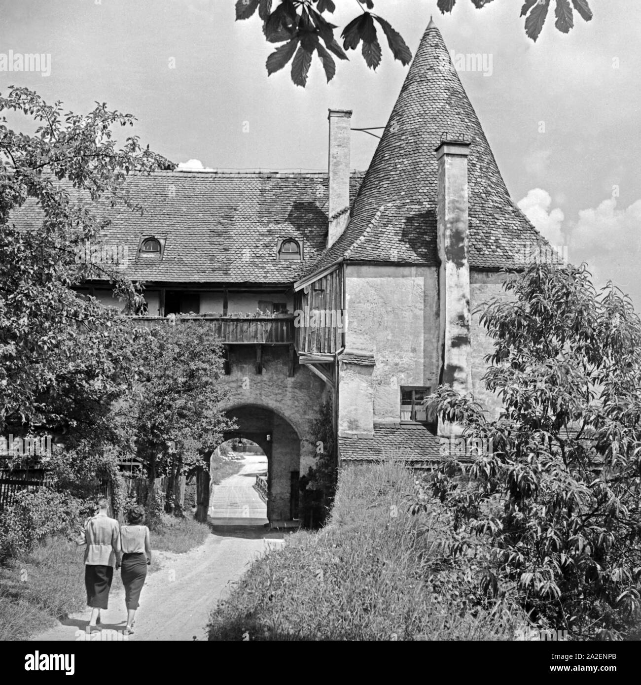 Ein Mann und eine Frau wandern zur alten Burganlage a Burghausen, Deutschland 1930er Jahre. Un uomo e una donna vagare per il vecchio castello di Burghausen, Germania 1930s. Foto Stock