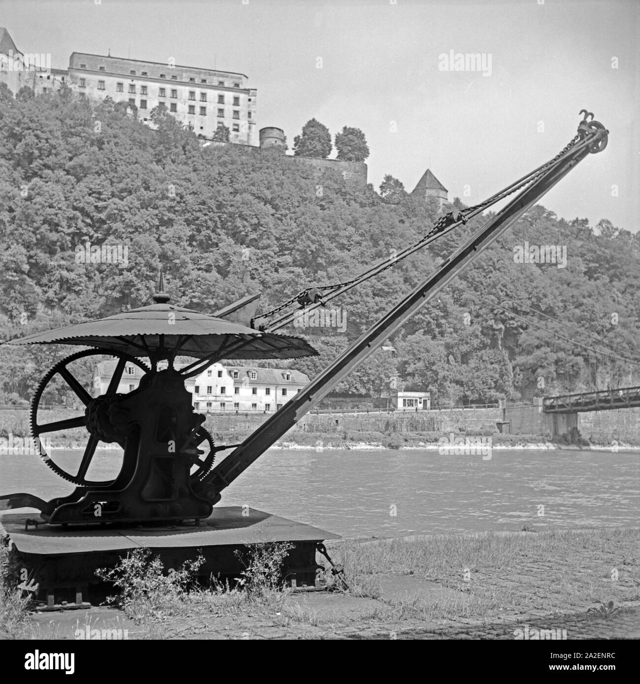 Alter Verladekran am Ufer der Donau unterhalb der Vester Oberhaus in Passau, Deutschland 1930er Jahre. Porto Vecchio gru sulla riva del fiume Danubio, sulla collina del castello Oberhaus a Passau, Germania 1930s. Foto Stock