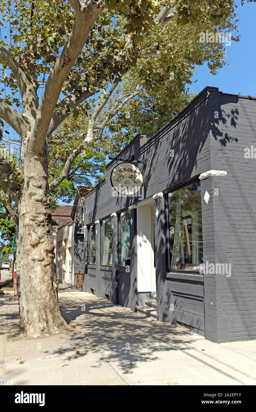 Ristoranti indipendenti unici punteggiano le strade intorno al quartiere unico di Gordon Square a Cleveland, Ohio, Stati Uniti. Foto Stock
