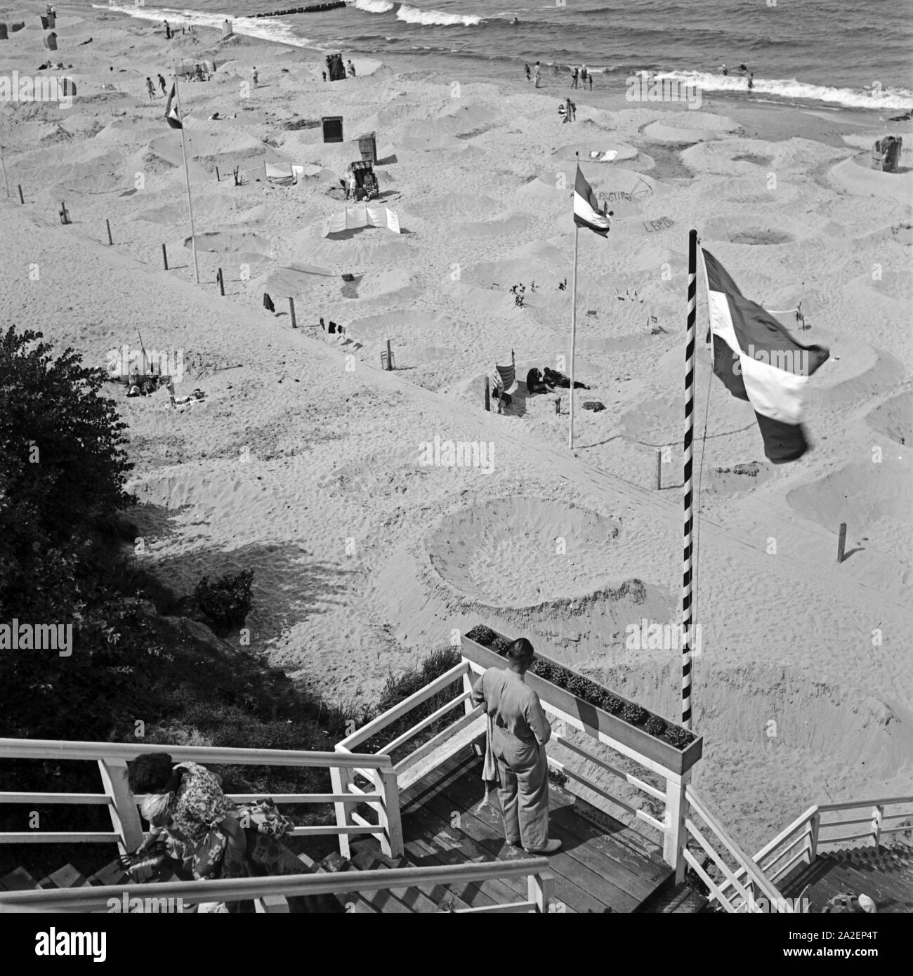 Am Strand des renommierten Ostseebads Rauschen im Samland in Ostpreußen, Deutschland 1930er Jahre. Presso la spiaggia del Mar Baltico bath Rauschen in Zambia regione nella Prussia Orientale, Germania 1930s. Foto Stock