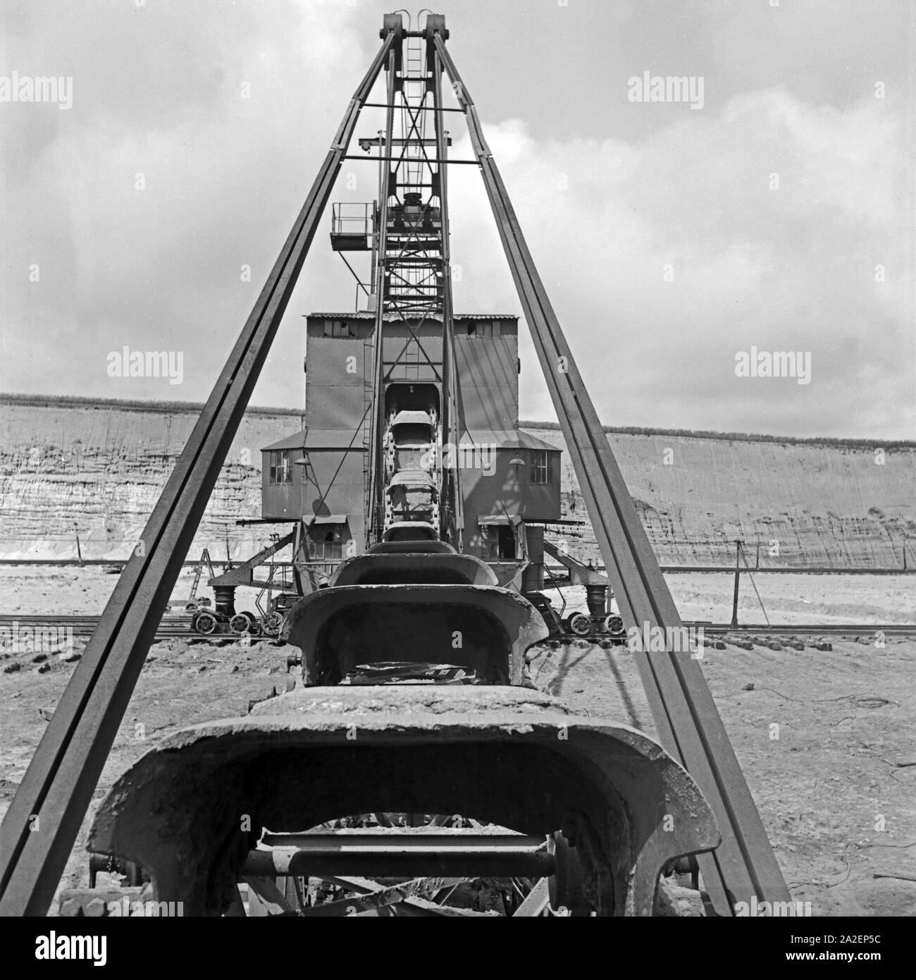 Dispositivo di insaccaggio beim Bernsteinabbau in Palmnicken in Ostpreußen, Deutschland 1930er Jahre. Potenza di scavo pala per l'ambra a Palmnicken nella Prussia orientale, Germania 1930s. Foto Stock