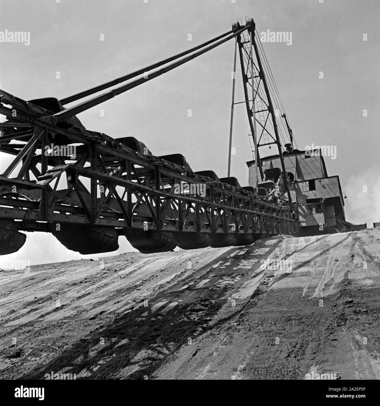 Dispositivo di insaccaggio zum Abbau von Bernstein an der Küste von Ostpreußen, Deutschland 1930er Jahre. Scavatrice per ambra di data mining presso la costa della Prussia orientale, Germania 1930s. Foto Stock