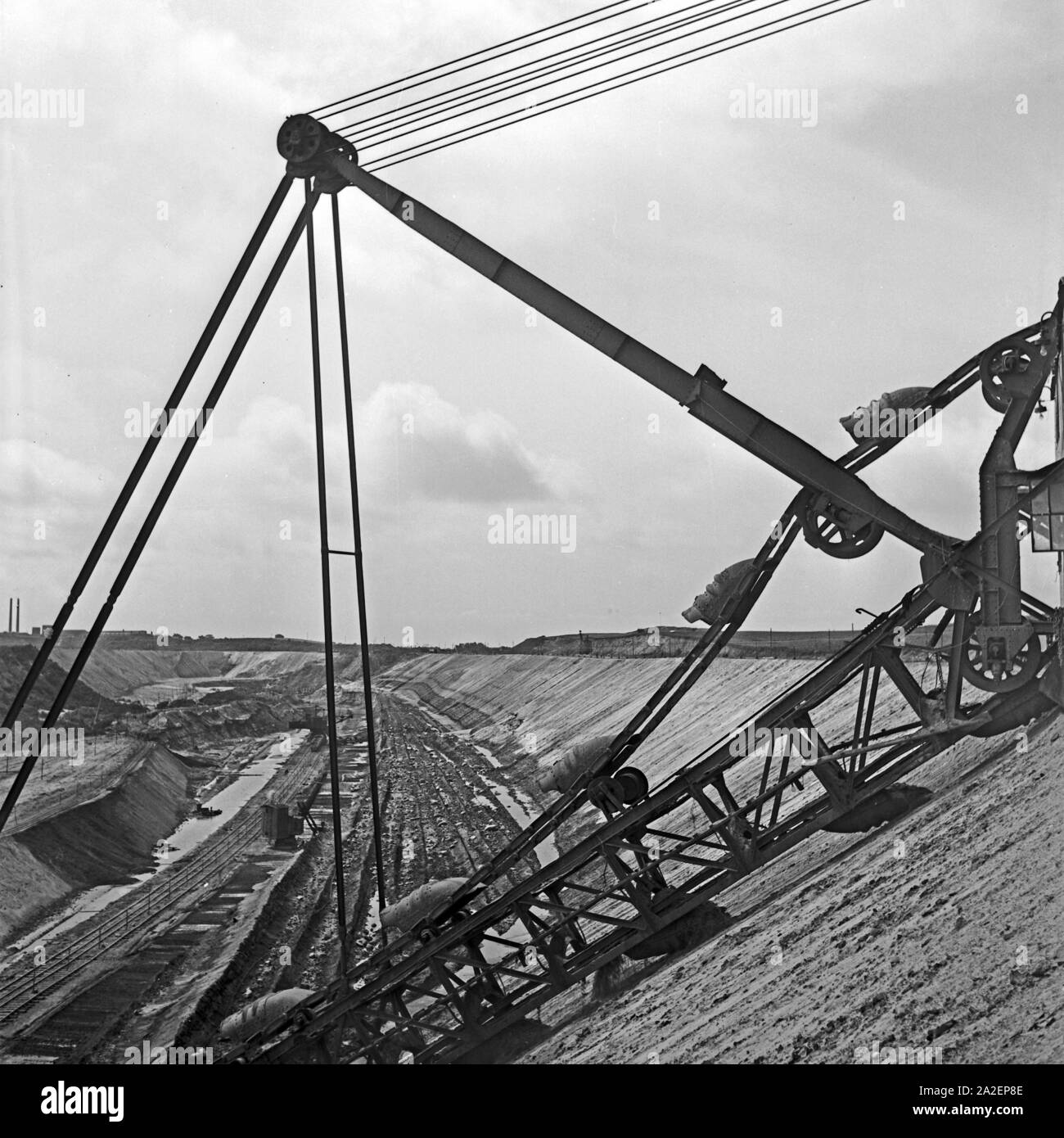 Dispositivo di insaccaggio beim Bernsteinabbau in Palmnicken in Ostpreußen, Deutschland 1930er Jahre. Potenza di scavo pala per l'ambra a Palmnicken nella Prussia orientale, Germania 1930s. Foto Stock