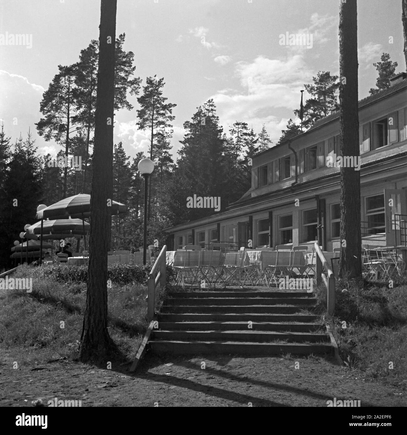 Eingang zu einem Lokal mit einer Terrasse bei Hohenstein in Ostpreußen, Deutschland 1930er Jahre. Ingresso di un ristorante con giardino vicino a Hohenstein nella Prussia orientale, Germania 1930s. Foto Stock