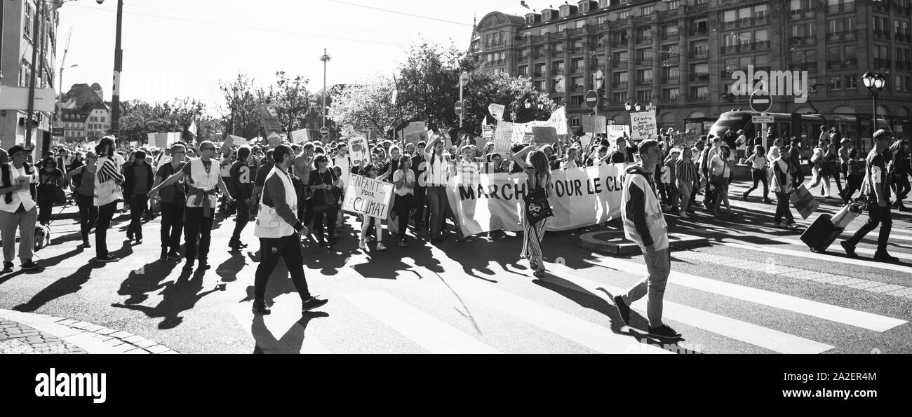 Strasburgo, Francia - Sep 21, 2019: Strada chiusa con una grande folla di persone durante il più grande del mondo clima marzo cambiamento avviato dal clima svedese Greta attivista Thunberg Foto Stock