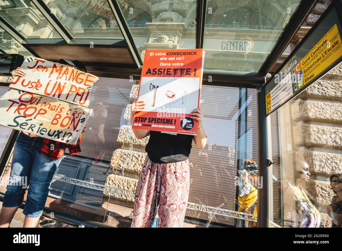 Strasburgo, Francia - Sep 21, 2019: non sappiamo quello che mangiamo banner cartelloni presso il più grande del mondo clima marzo cambiamento avviato dal clima svedese Greta attivista Thunberg Foto Stock