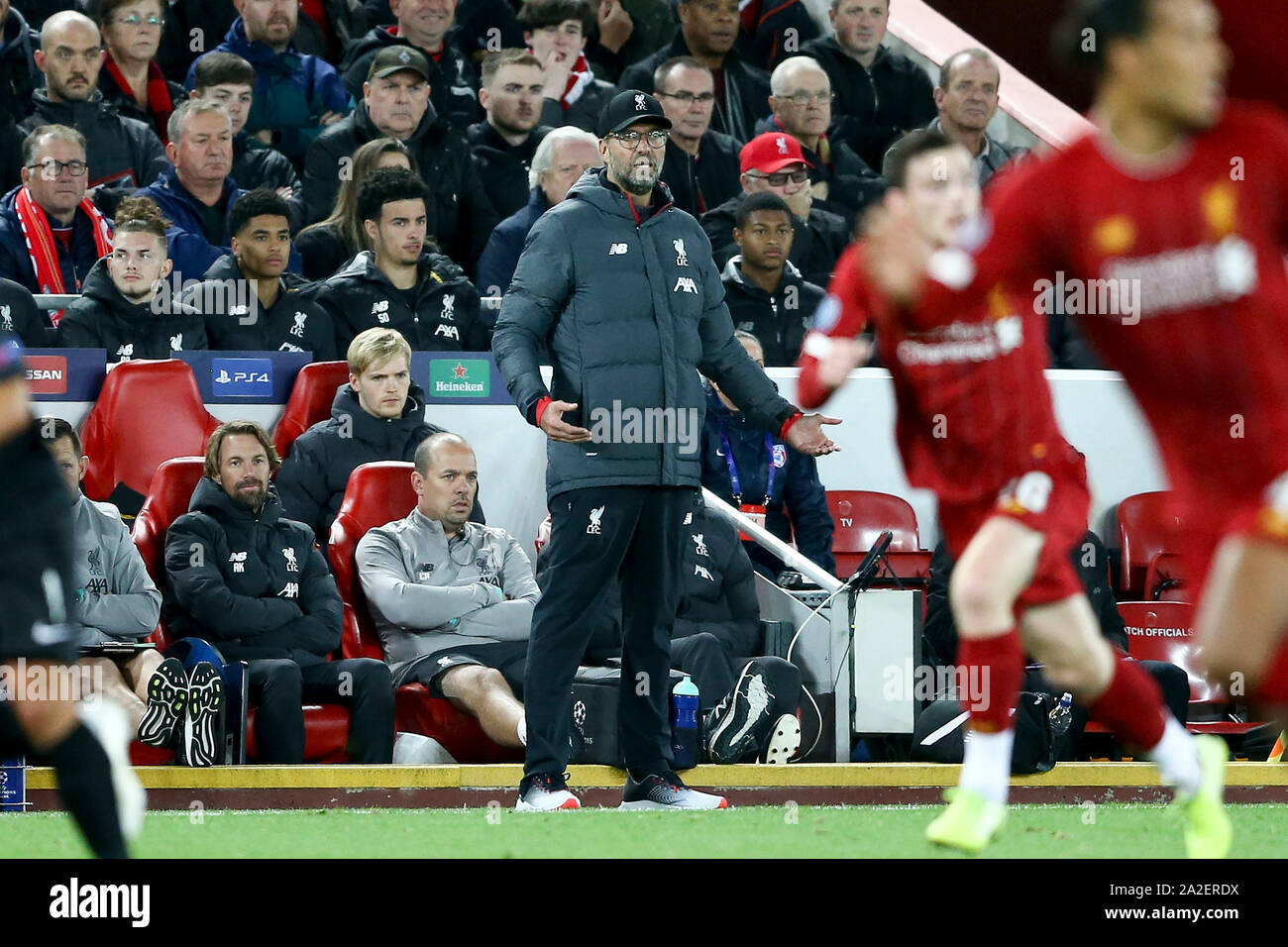 Liverpool, Regno Unito. 02oct, 2019. Liverpool Manager Jurgen Klopp guarda a. UEFA Champions League gruppo e corrispondono, Liverpool v FC Red Bull Salisburgo ad Anfield Stadium di Liverpool su Mercoledì 2 ottobre 2019. Questa immagine può essere utilizzata solo per scopi editoriali. Solo uso editoriale, è richiesta una licenza per uso commerciale. Nessun uso in scommesse, giochi o un singolo giocatore/club/league pubblicazioni. pic da Chris Stading/Andrew Orchard fotografia sportiva/Alamy Live news Credito: Andrew Orchard fotografia sportiva/Alamy Live News Foto Stock