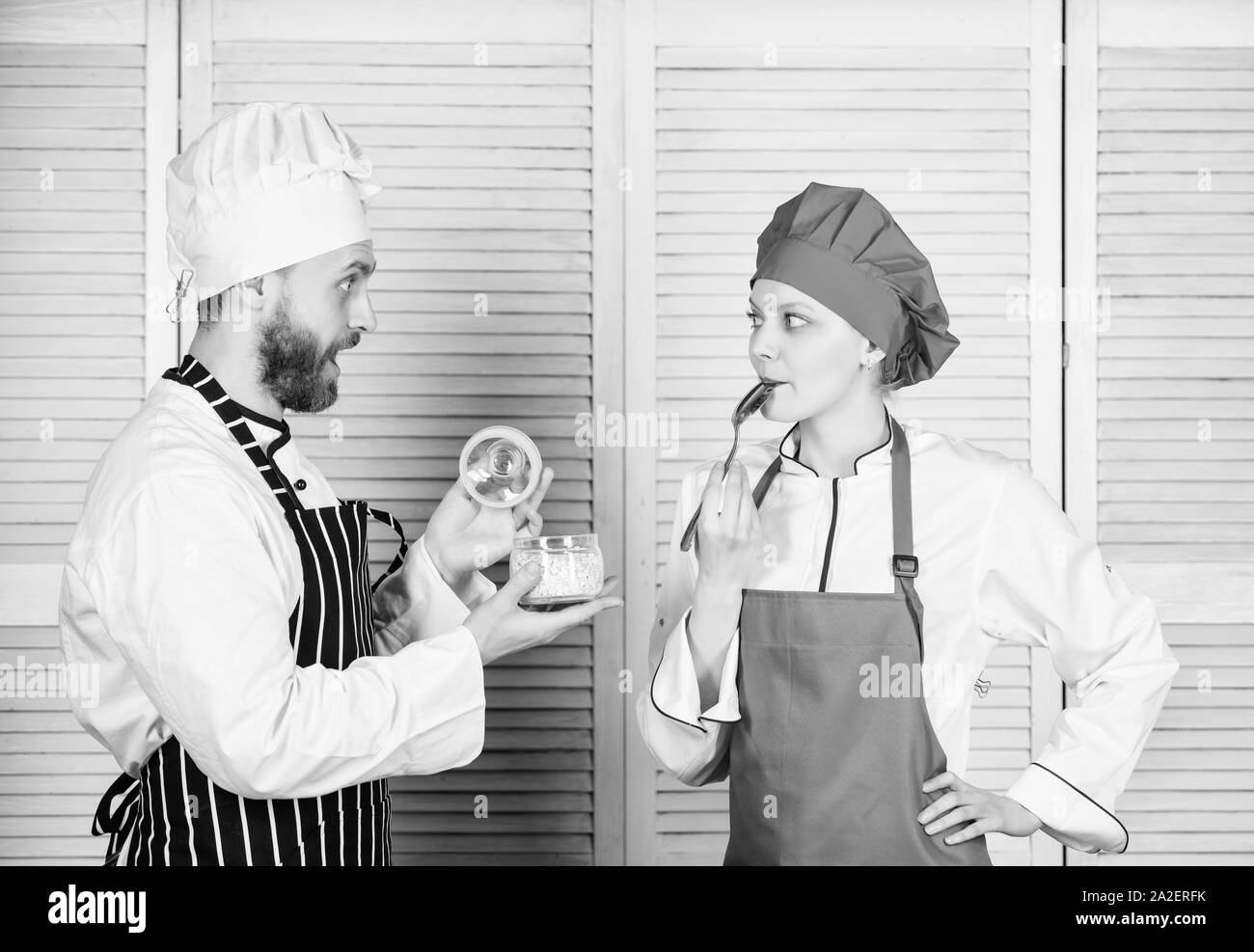 Preparare la cena per la famiglia. Menu di programmazione. cucina gastronomica. Cucina di famiglia in cucina. l uomo e la donna lo chef del ristorante. matura in amore con il cibo ideale. ingrediente segreto dalla ricetta. cuocere uniforme. Foto Stock
