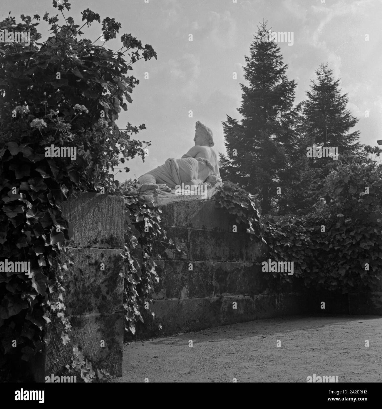 Skulptur einer liegenden Göttin im Kurpark von Wildbad im Schwarzwald, Deutschland 1930er Jahre. Scultura di una dea di appoggio presso i giardini del centro termale di Wildbad nella Foresta Nera, Germania 1930s. Foto Stock