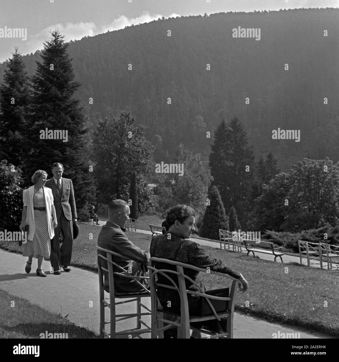 Kurgäste bei der Erholung in der erfrischenden Luft bei Wildbad im Schwarzwald, Deutschland 1930er Jahre. Spa gli ospiti relaing nella fresca aria rotondo e circa Wildbad a Foresta Nera, Germania 1930s. Foto Stock