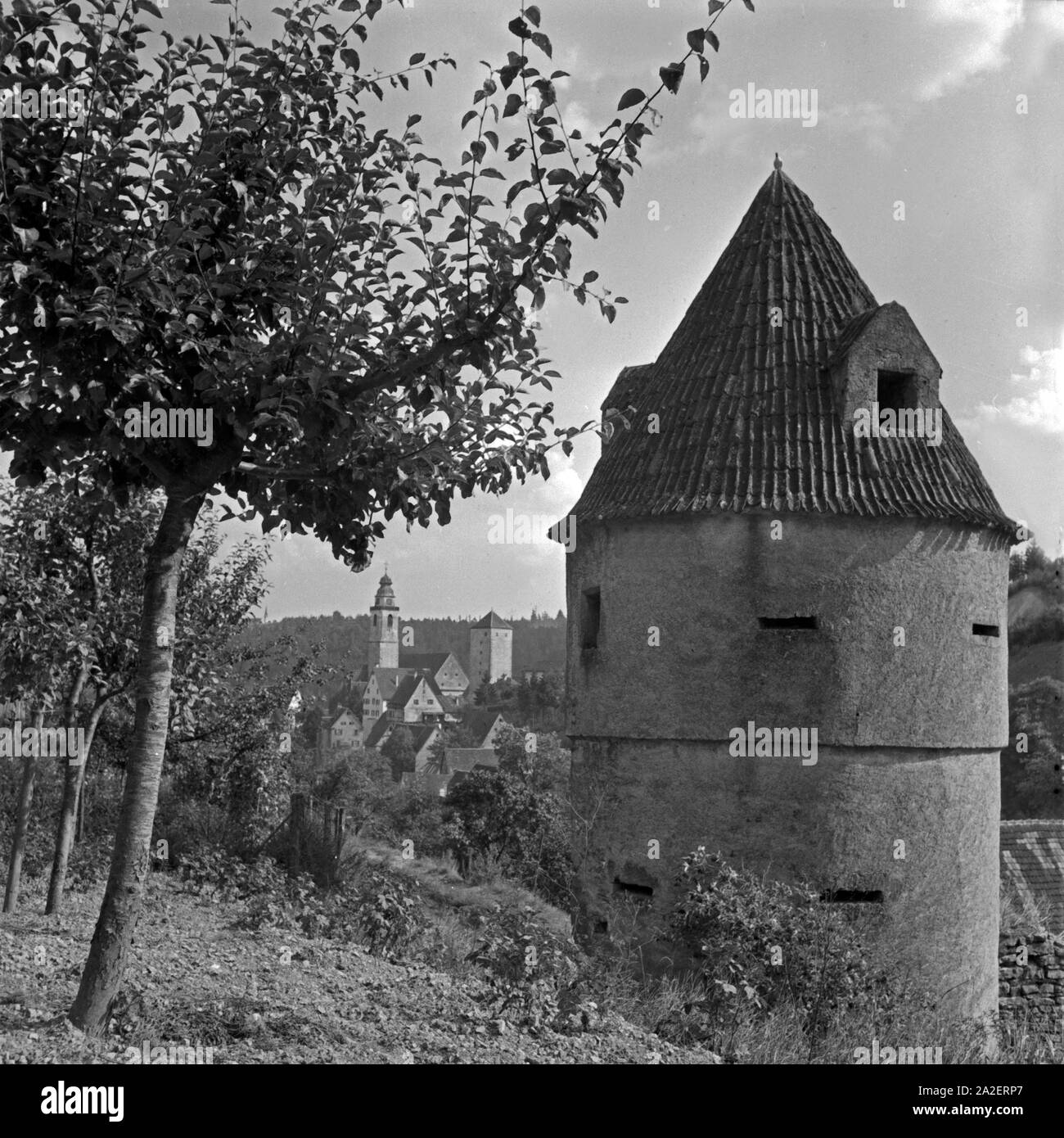 Der Ringmauerturm in Horb am Neckar, Schwarzwald, Deutschland 1930er Jahre. Guardare fuori da una cortina muraria a Horb al fiume Neckar, Foresta Nera, Germania 1930s. Foto Stock