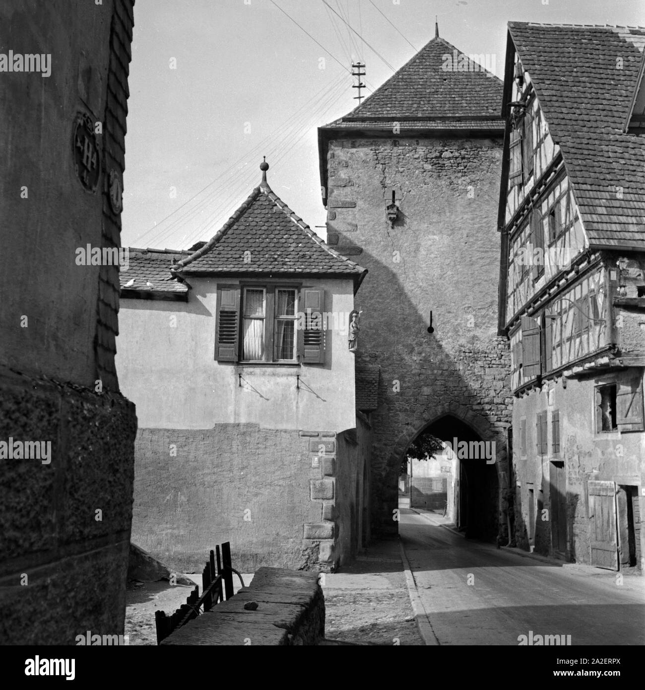 Altstadt Häusergruppe mit Stadttor in Horb am Neckar, Deutschland 1930er Jahre. Vecchie case di città con una vecchia porta della città a Horb al fiume Neckar, Germania 1930s. Foto Stock