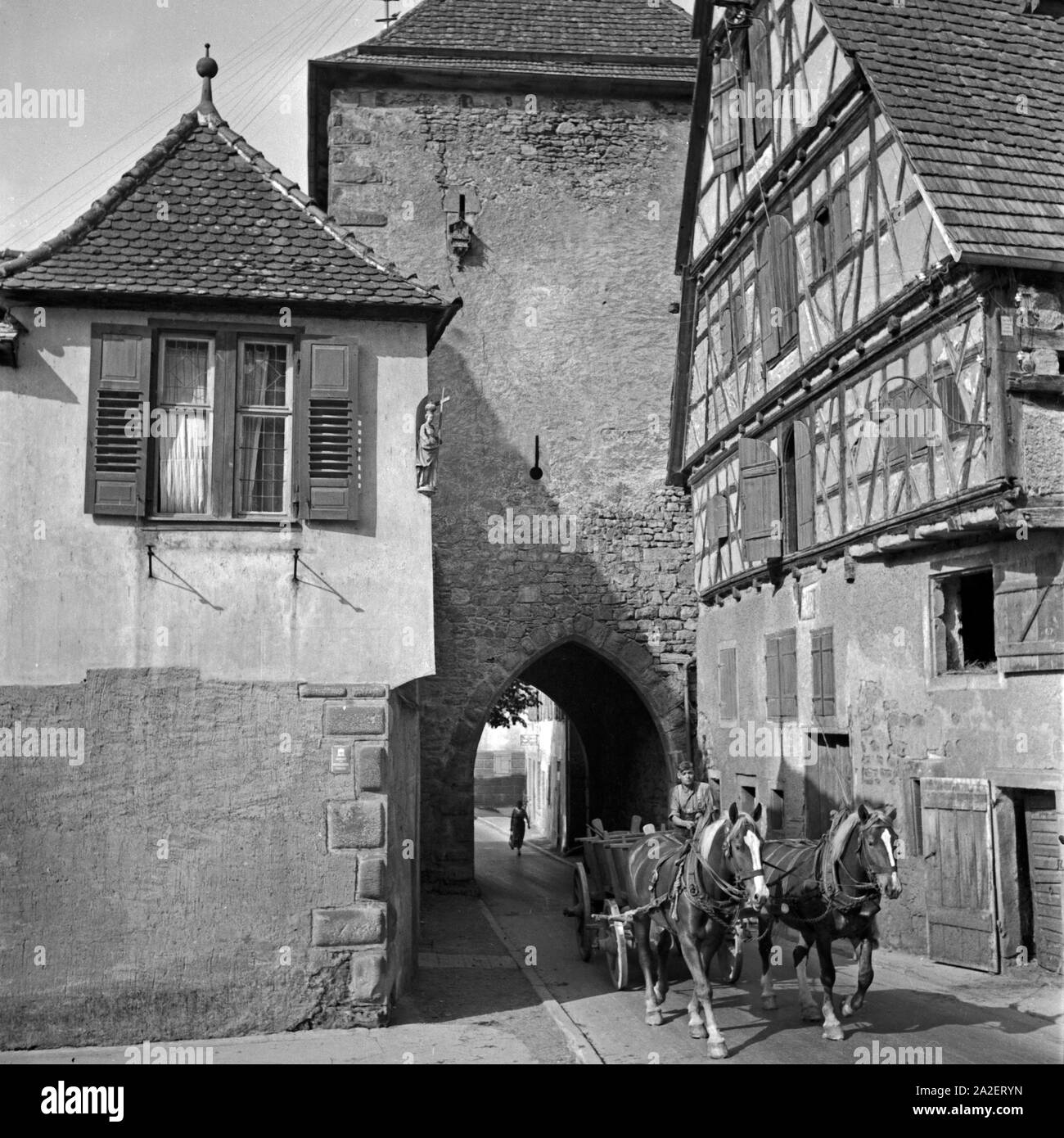 Altstadt Häusergruppe mit Stadttor und Pferdefuhrwerk in Horb am Neckar, Deutschland 1930er Jahre. Vecchie case di città con una vecchia porta della città e un carrello a Horb al fiume Neckar, Germania 1930s. Foto Stock