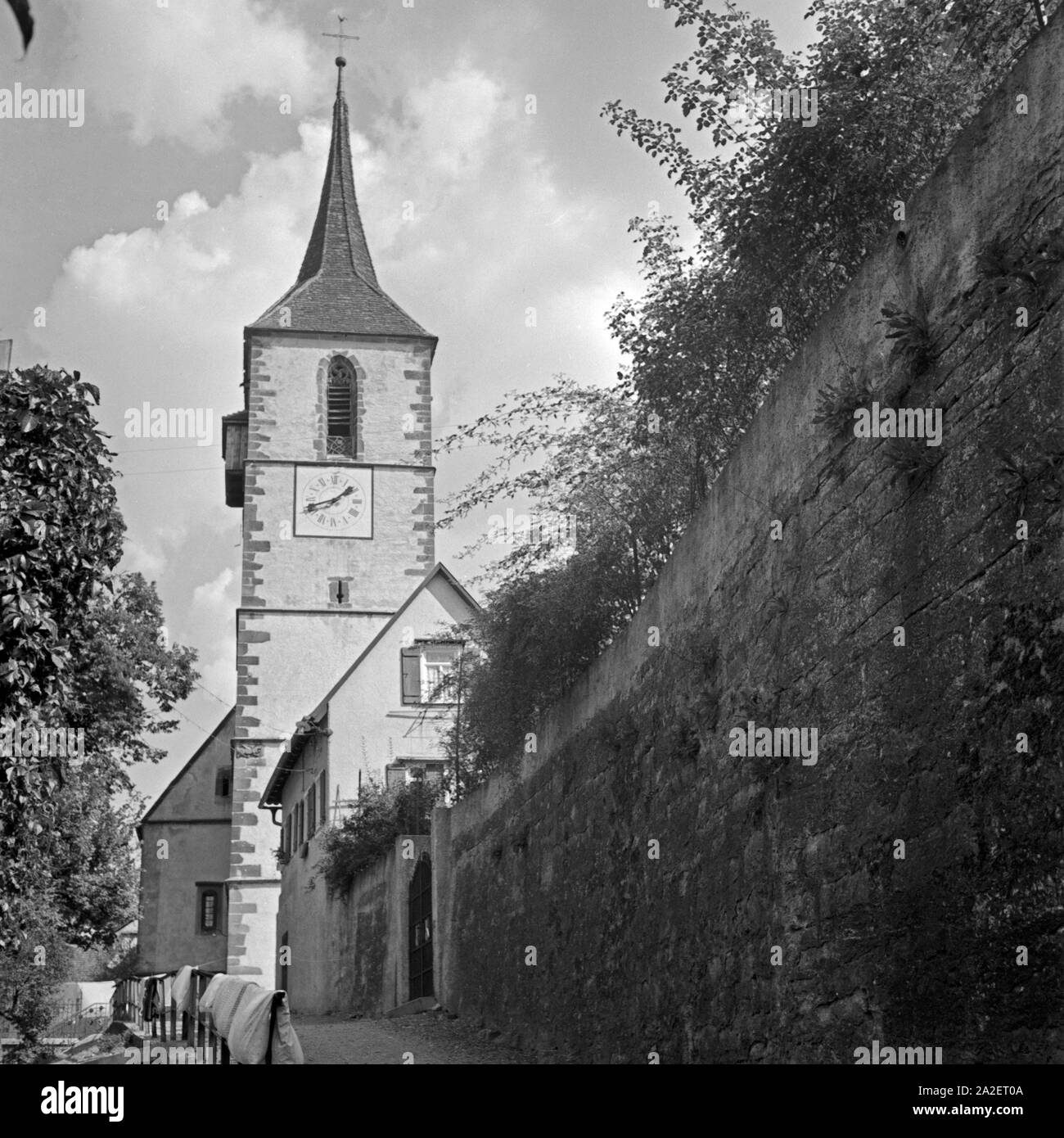 Blick auf die evangelische Stadtkirche in Sulz am Neckar, Deutschland 1930er Jahre. Vista la chiesa protestante di Sulz al fiume Neckar, Germania 1930s. Foto Stock
