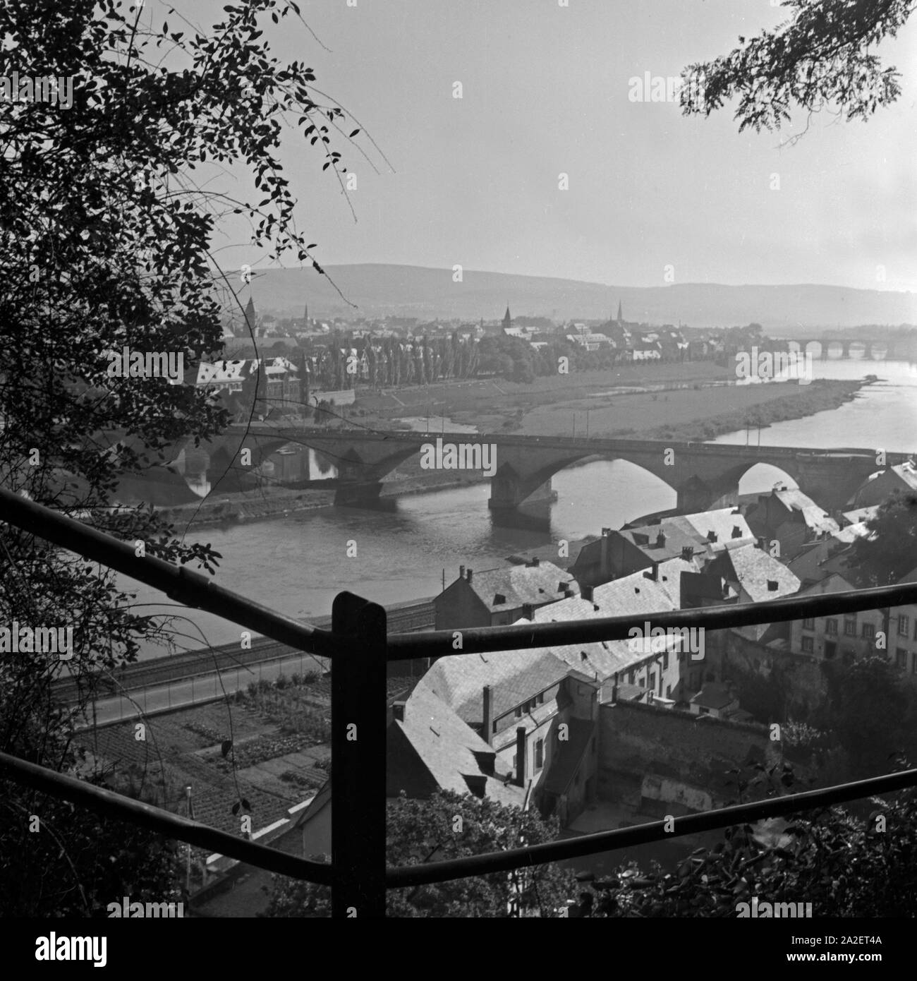 Blick auf die Kaiser Wilhelm Brücke a Treviri, Deutschland 1930er Jahre. Vista del Kaiser Wilhelm bridge a Treviri, Germania 1930s. Foto Stock