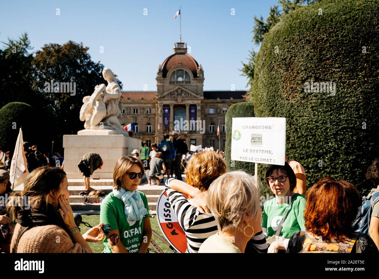 Strasburgo, Francia - Sep 21, 2019: Andiamo a modificare il sistema per il clima cartelloni di fronte al Palais du Rhin presso il più grande del mondo clima marzo cambiamento avviato dal clima svedese Greta attivista Thunberg Foto Stock