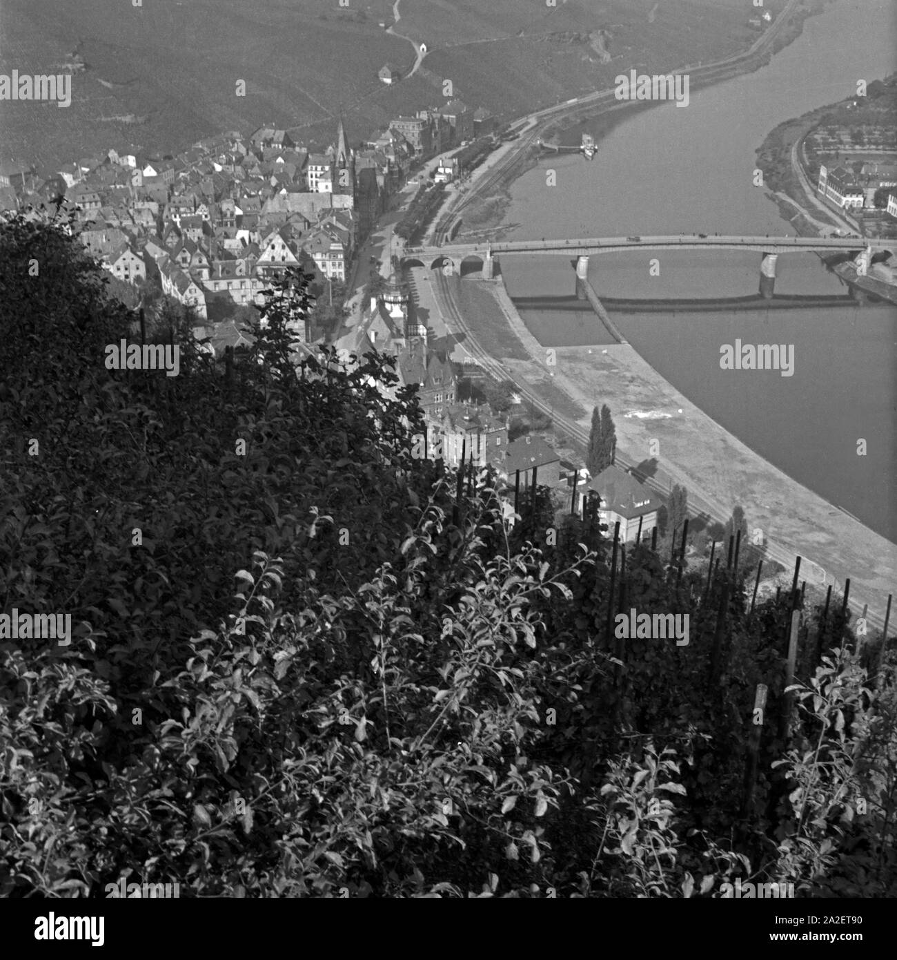 Blick aus den Weinbergen der Mosel auf Bernkastel, Deutschland 1930er Jahre. Vista dai vigneti della Valle della Mosella alla città di Bernkastel, Germania 1930s. Foto Stock