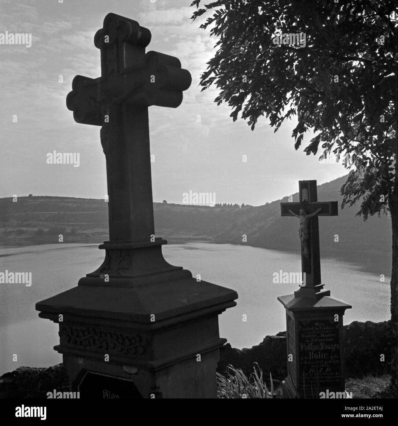 Grabstätte der Familie Sasges auf dem Friedhof mit Blick auf das Totenmaar in Weinfeld bei Daun in der Eifel, Deutschland 1930er Jahre. Tomba della famiglia Sasges con vista Totenmaar maar lago a Weinfeld vicino a Daun a regione Eifel, Germania 1930s. Foto Stock