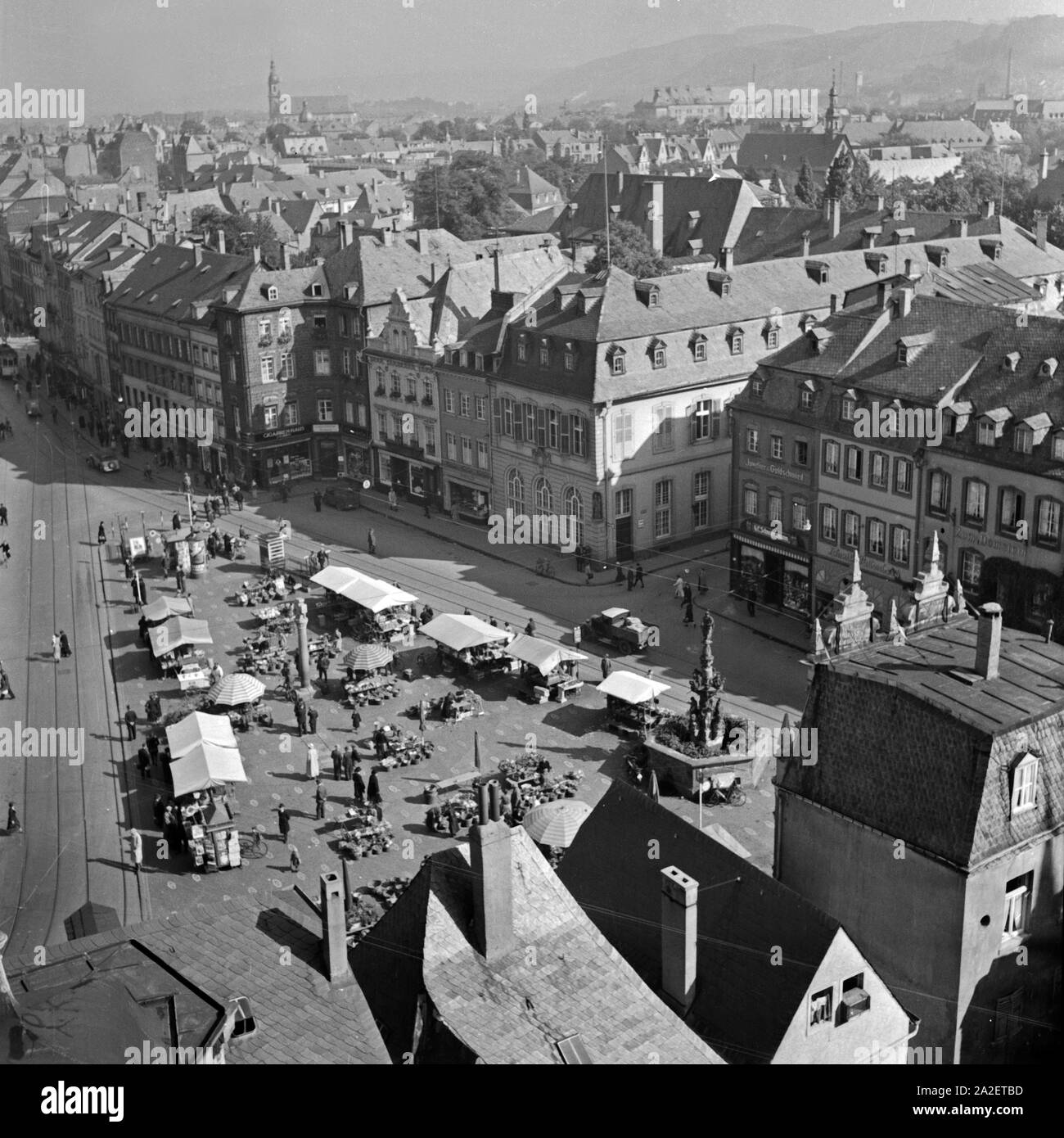 Blick vom Turm der San Gangolf Kirche auf den Marktplatz von Trier Deutschland 1930er Jahre. Vista dal campanile di San Gangolf la chiesa al mercato principale presso la città di Trier, Germania 1930s. Foto Stock