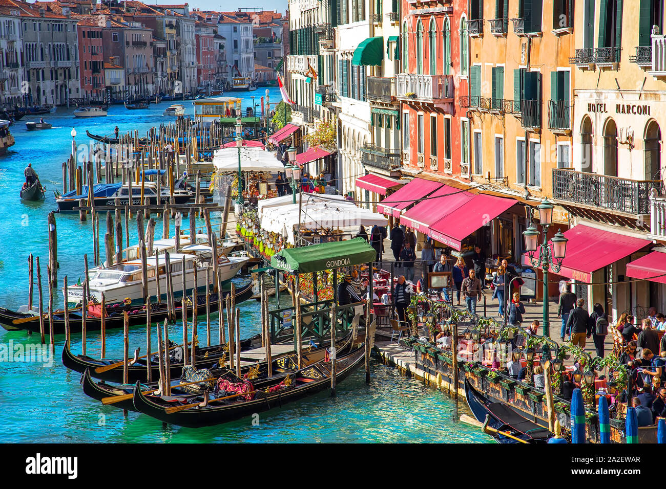 Venezia, Italia-20 Aprile 2019: vista da un punto caratteristico Ponte di Rialto, uno dei più visitati di Venezia le posizioni del punto di riferimento Foto Stock