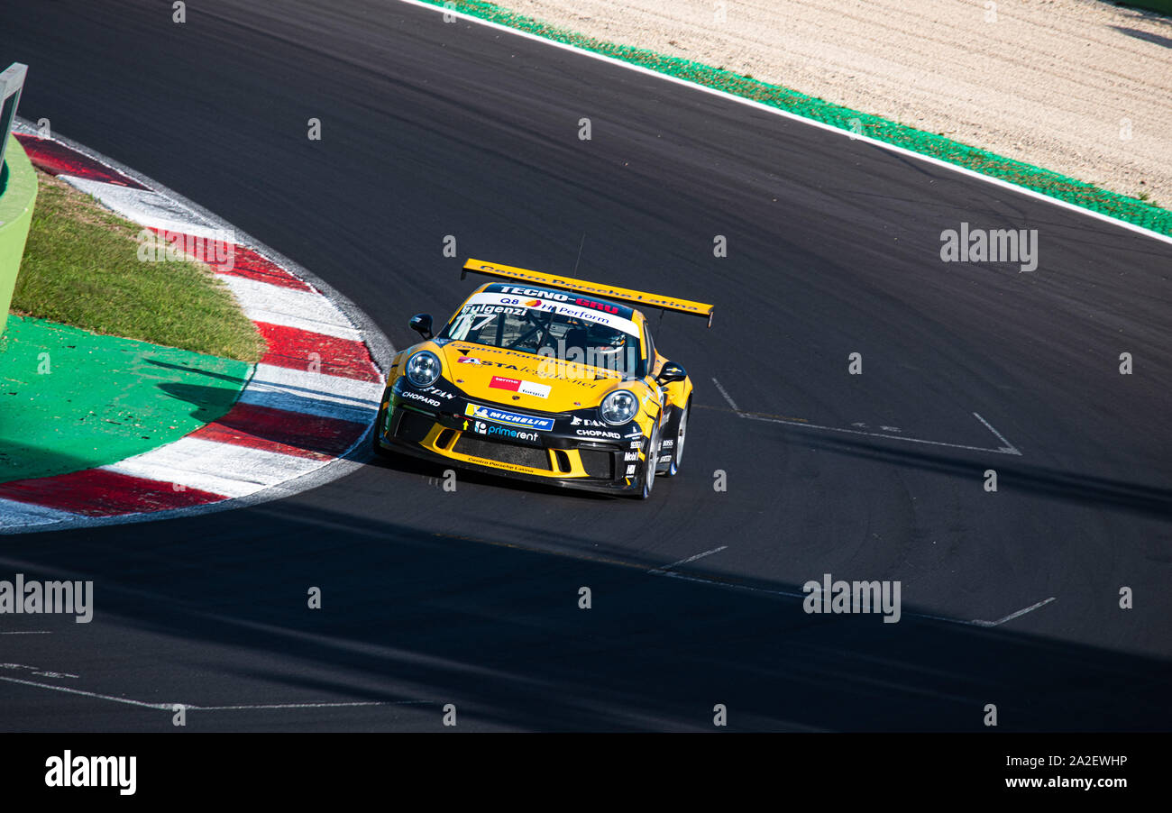 Circuito di Vallelunga, in Italia il 14 settembre 2019. Porsche Carrera racing car in azione a girare in asfalto del circuito di binario Foto Stock