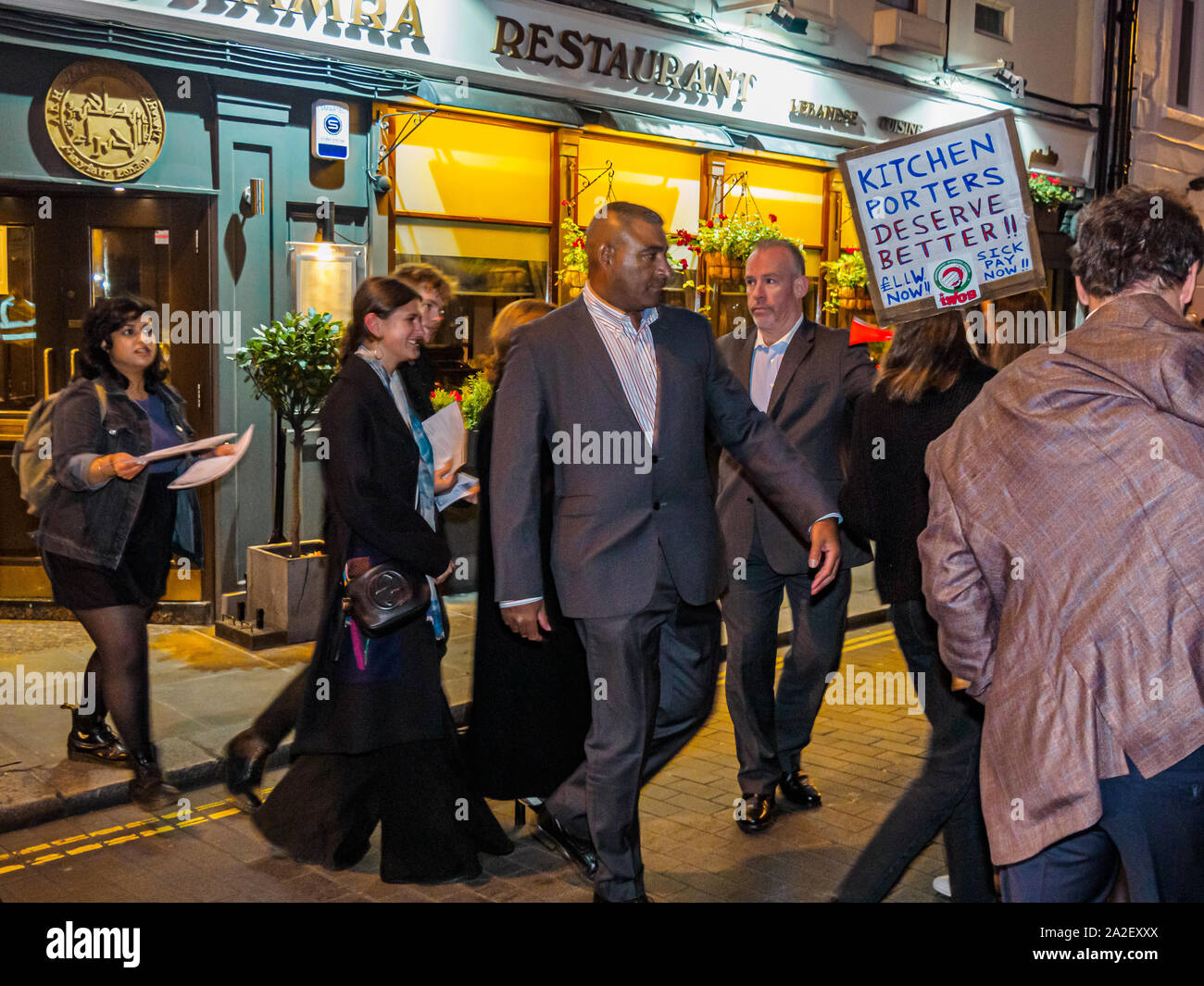 Londra, Regno Unito. Il 2 ottobre 2019. Sicurezza i membri di piombo oltre il IWGB pulitori e strutture di picchetto di diramazione e di protesta a esclusivo Mayfair club privato LouLou per cucina facchini per essere pagato un salario di sussistenza, essere trattati con dignità e rispetto e dato abbastanza termini e condizioni compreso il corretto malati pagare, le vacanze e i contributi pensionistici. Le proteste hanno già costretto il club a portare il ritorno dei lavoratori all'occupazione diretta. Peter Marshall / Alamy Live News Foto Stock