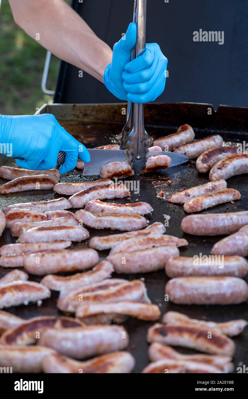 Detroit, Michigan - Il Brasile annuale Giorno Street Festival featured cibo e un samba per il concorso di ballo. Questo stand salsicce alla griglia per salsicce brasiliano S Foto Stock
