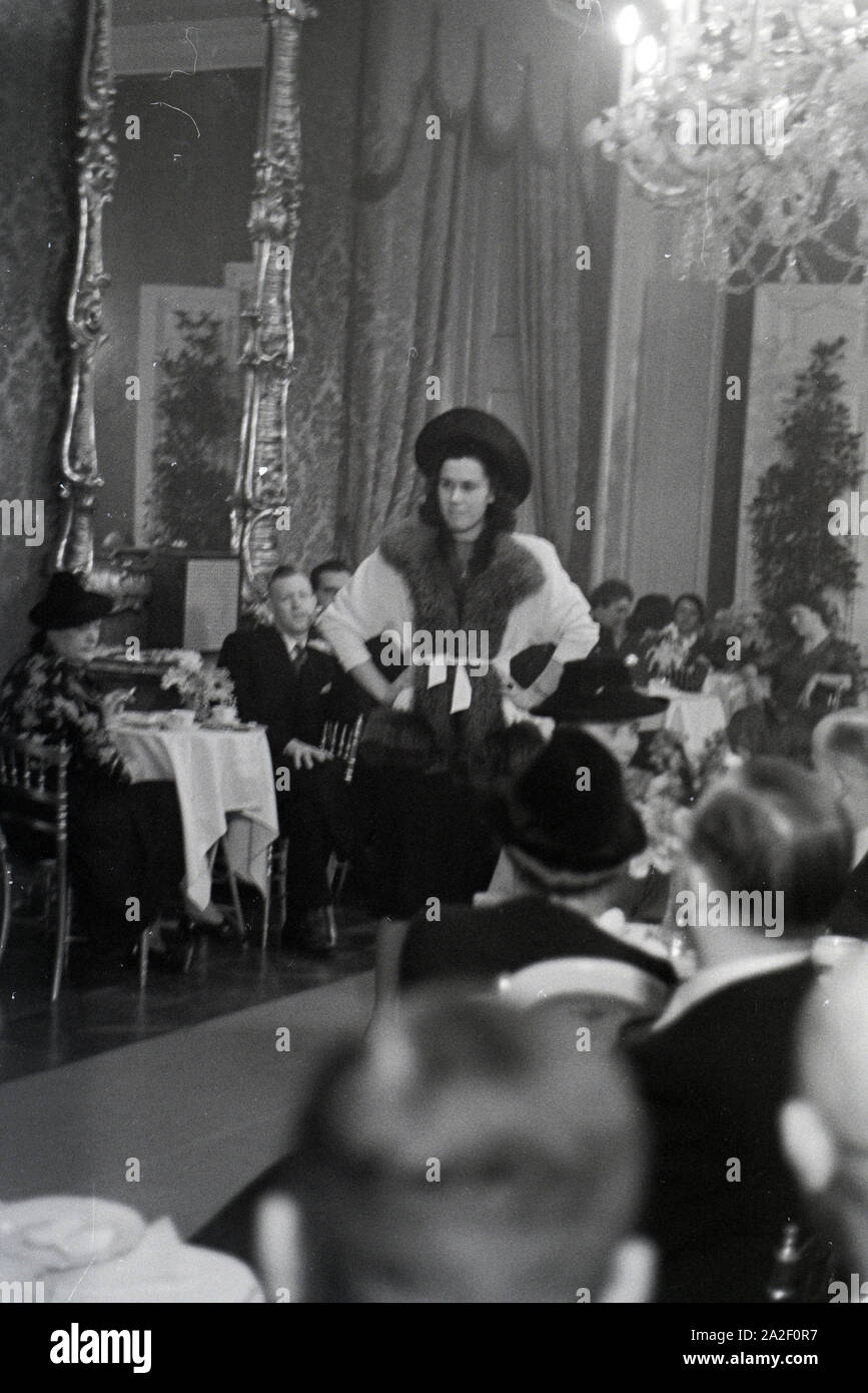 Anlässlich der Wiener Modewoche im Haus der modo ' Palais Lobkowitz' präsentiert ein modello auf dem Laufsteeg eine neue Kombination, Deutschland 1940er Foto Stock