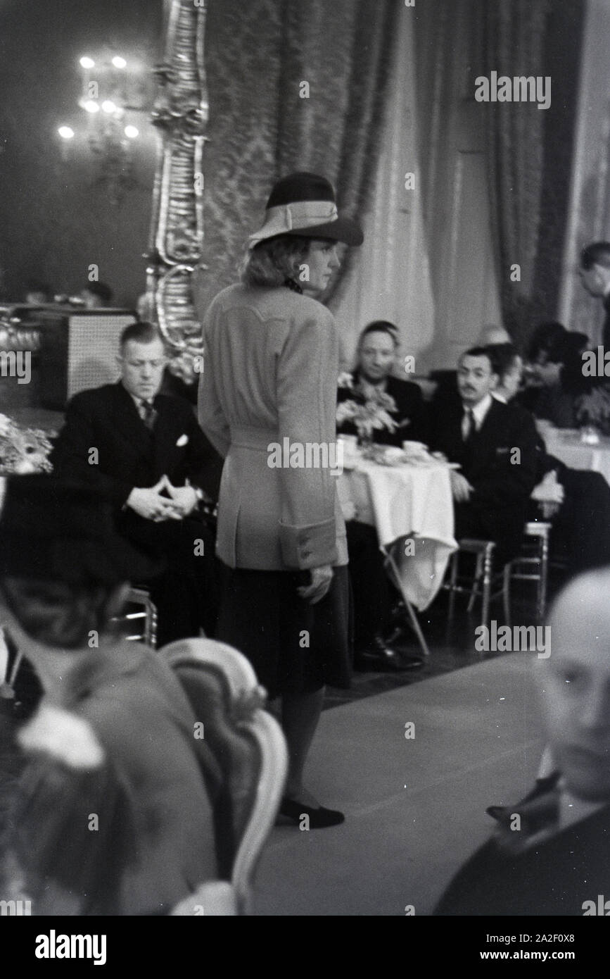 Anlässlich der Wiener Modewoche im Haus der modalità 'Palais Lobkowitz' präsentiert ein modello auf dem Laufsteeg eine neue Kombination, Deutschland 1940er Foto Stock