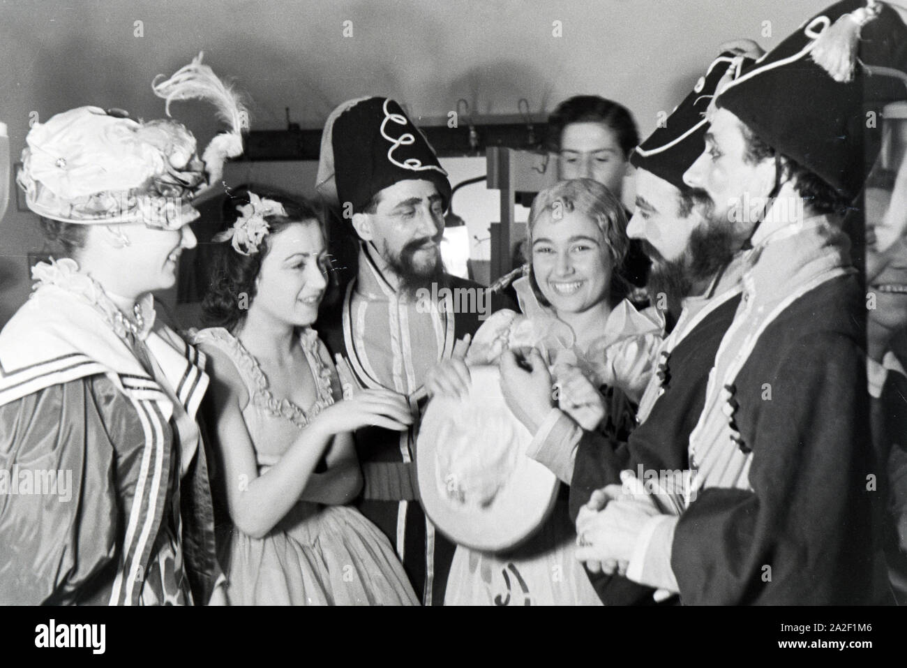Kostümierte Opernsänger in der Umkleidekabine im Opernhaus nella Rom; Italien 1940er Jahre. Costume di cantanti lirici in spogliatoio in opera R Foto Stock