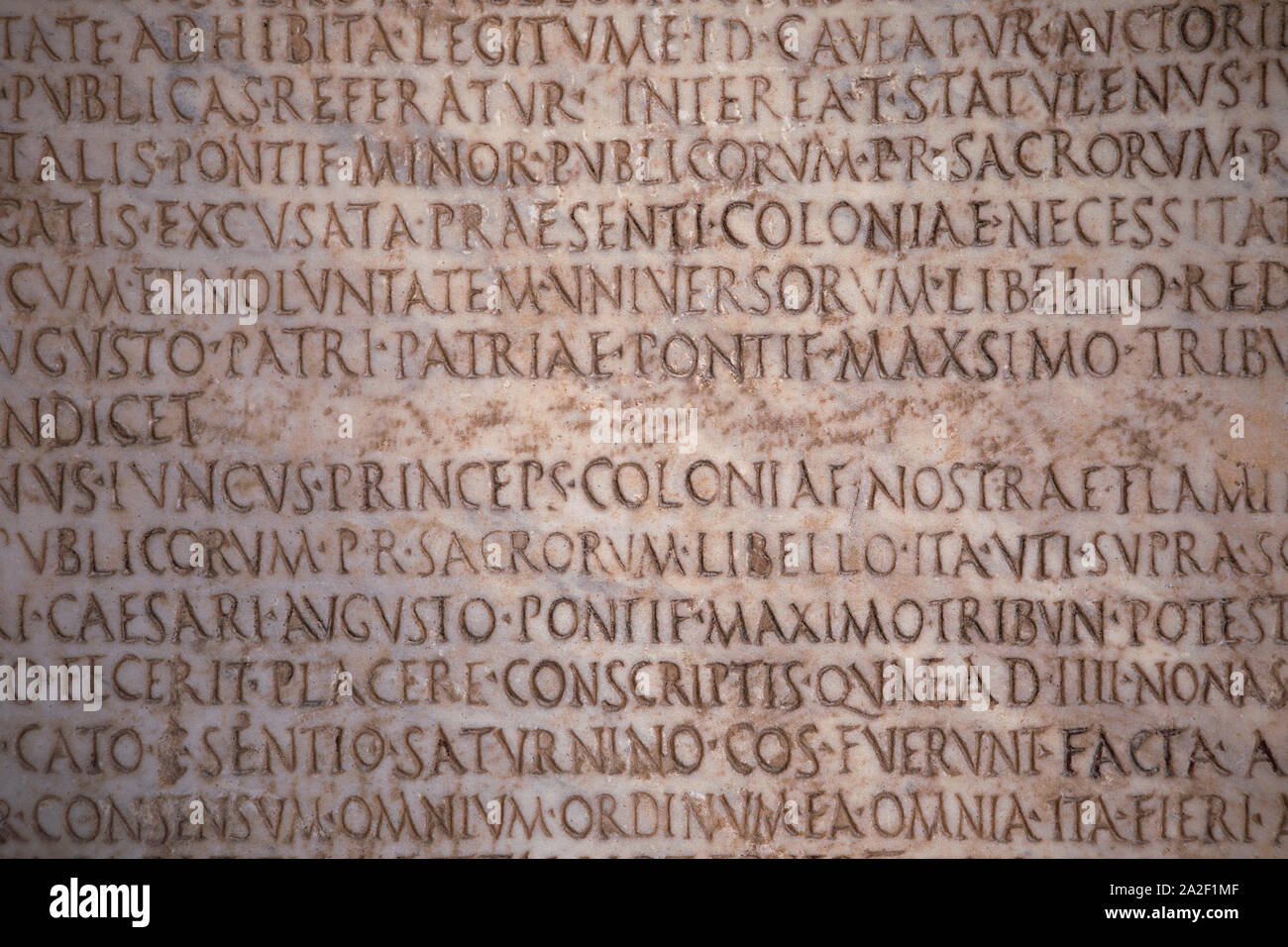 Iscrizioni latine scolpite su una tavoletta di pietra, sfondo. Texture. Foto Stock