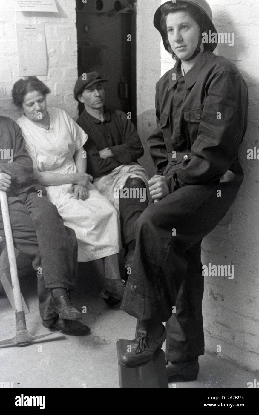 Die Weltmeisterin Anni Kapell bei ihrer Arbeit als Luftschutzwart, Deutsches Reich 1941. Campione del Mondo Anni Kapell presso il suo posto di lavoro come un raid aereo Warden, Germania 1941. Foto Stock