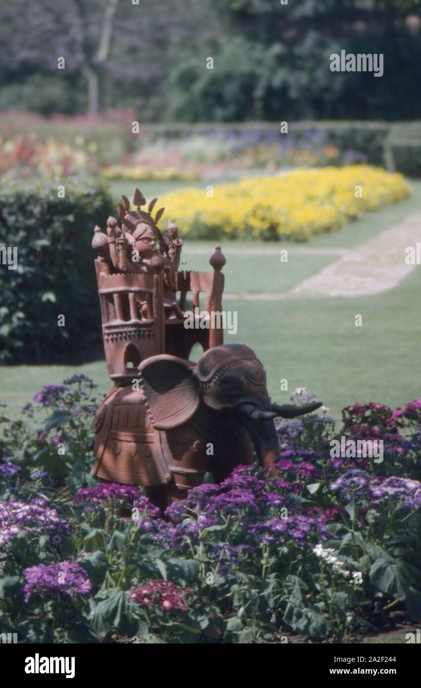 Statua di elefante in un giardino durante la First Lady Jacqueline Kennedy‥99s viaggio in India. Foto Stock