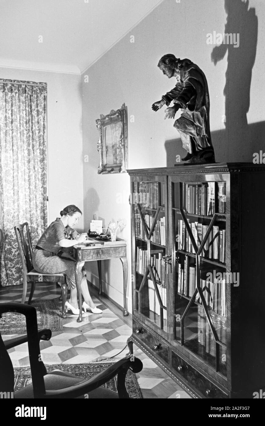 Entspannung im Hotel Wehrle in Triberg während einer Reise in den Schwarzwald, Deutschland 1930er Jahre. Relax in Hotel Wehrle in Triberg durante un viaggio nella Foresta Nera, in Germania 1930s. Foto Stock