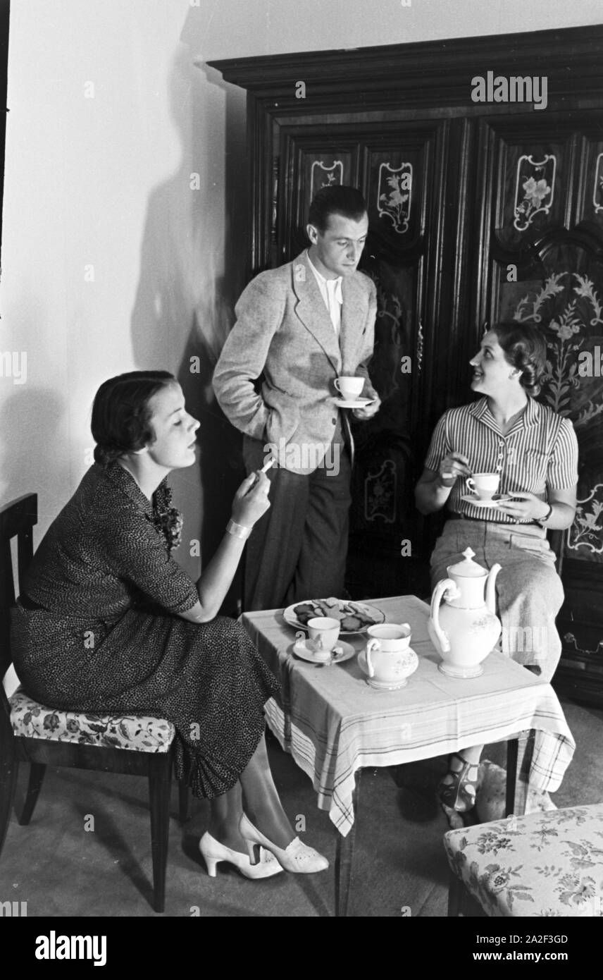 Entspannung im Hotel Wehrle in Triberg während einer Reise in den Schwarzwald, Deutschland 1930er Jahre. Relax in Hotel Wehrle in Triberg durante un viaggio nella Foresta Nera, in Germania 1930s. Foto Stock