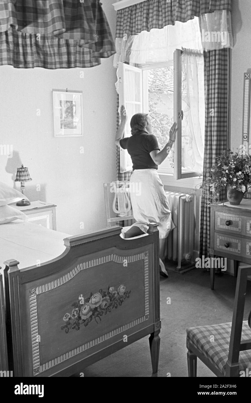 Enstpannung im Hotel während einer Reise in den Schwarzwald, Deutschland 1930er Jahre. Relax in hotel durante un viaggio nella Foresta Nera, Germania 1930s. Foto Stock